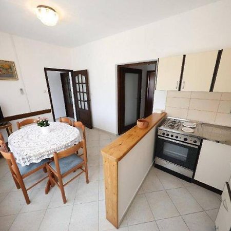 Knez - Relaxing Apartments Near The Sea On Mali Iz Exterior photo