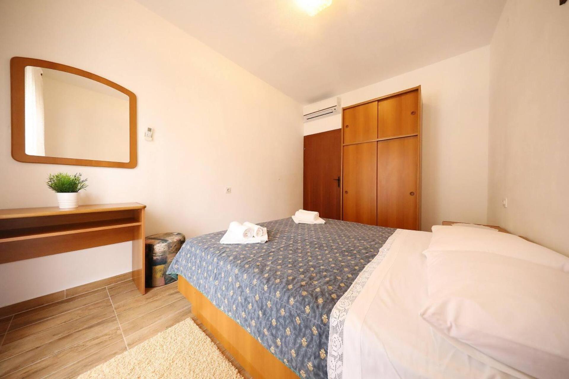 Knez - Relaxing Apartments Near The Sea On Mali Iz Exterior photo