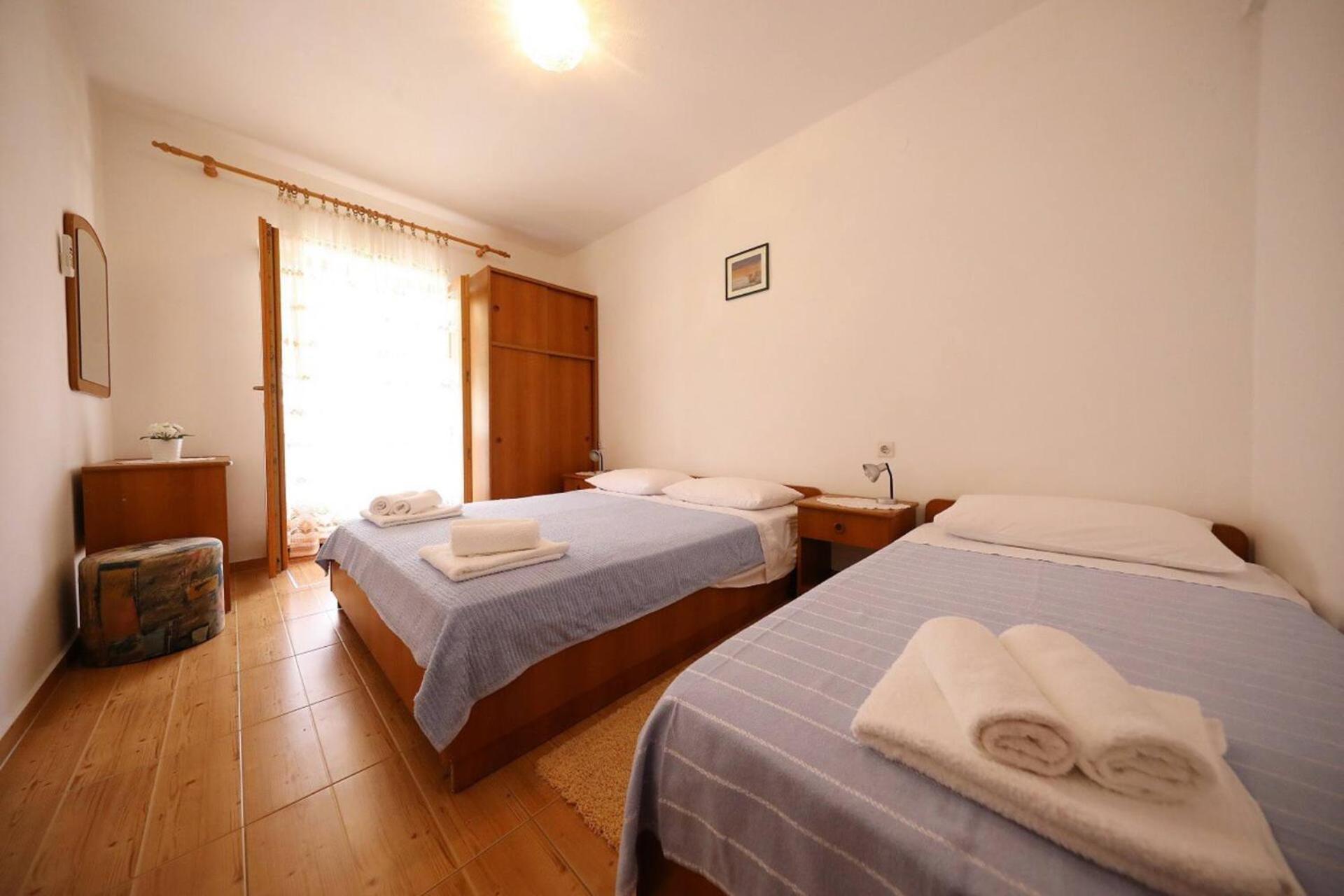Knez - Relaxing Apartments Near The Sea On Mali Iz Exterior photo