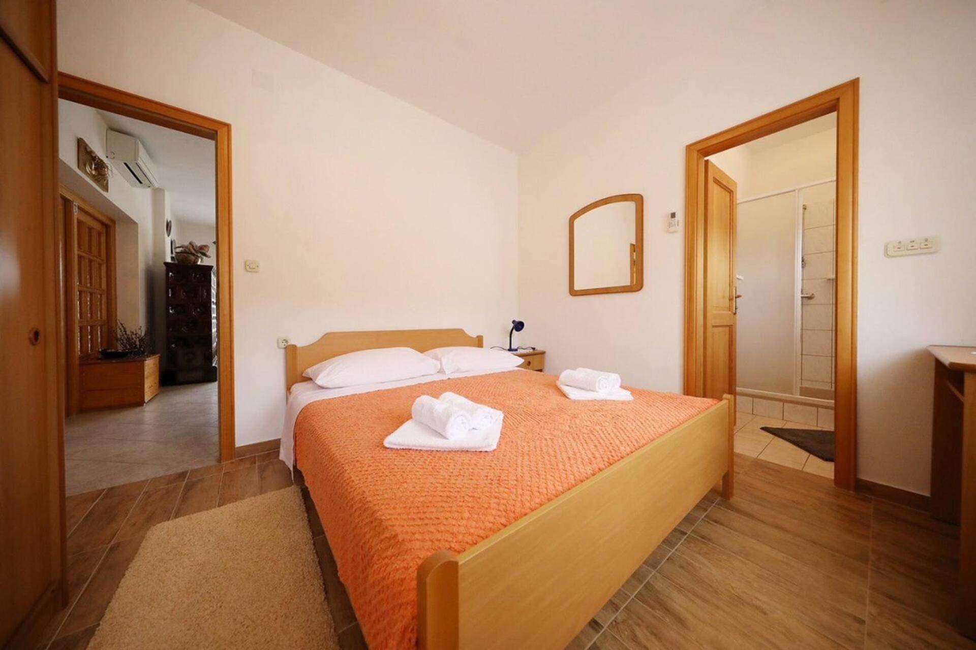 Knez - Relaxing Apartments Near The Sea On Mali Iz Exterior photo