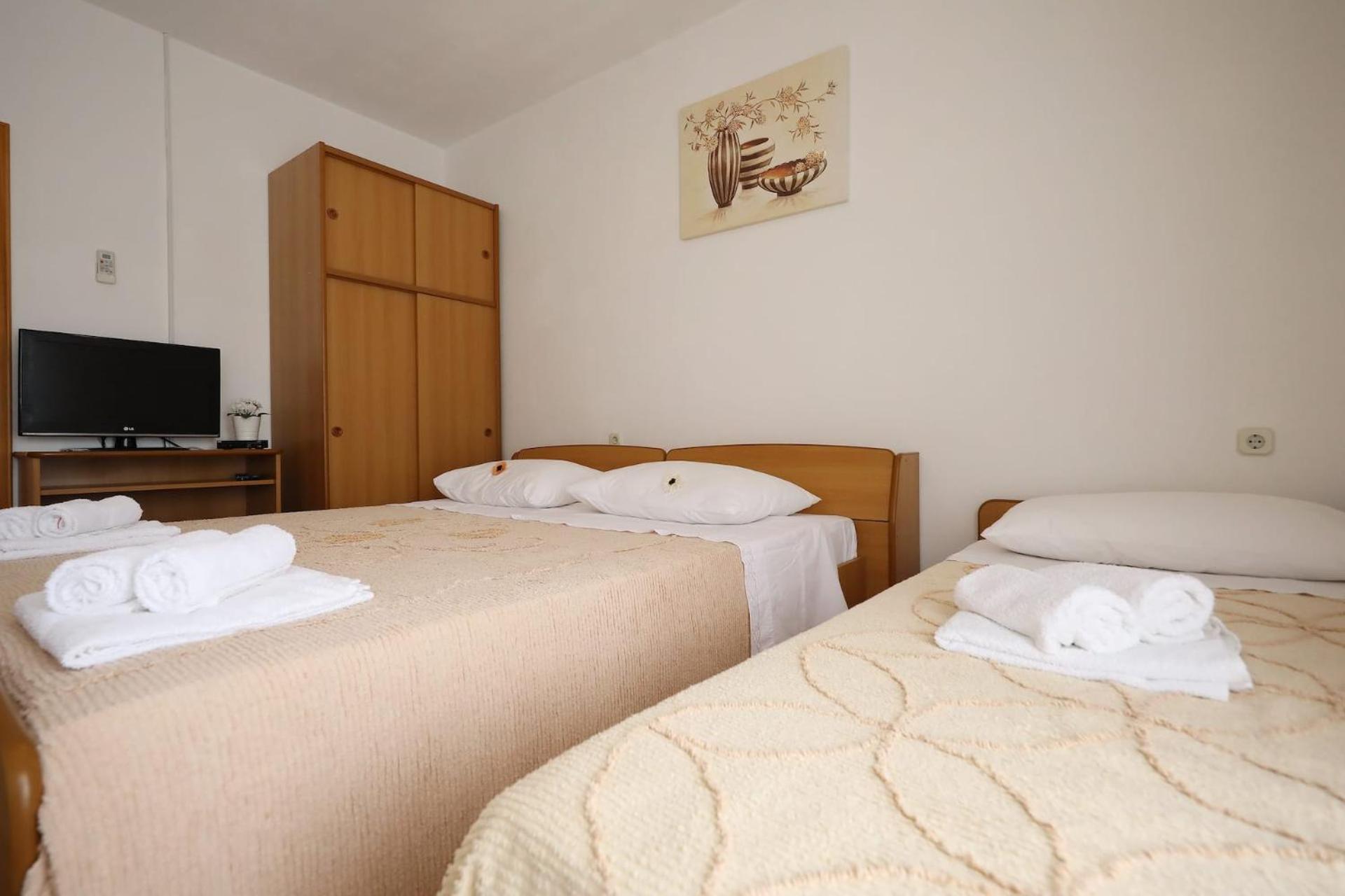 Knez - Relaxing Apartments Near The Sea On Mali Iz Exterior photo