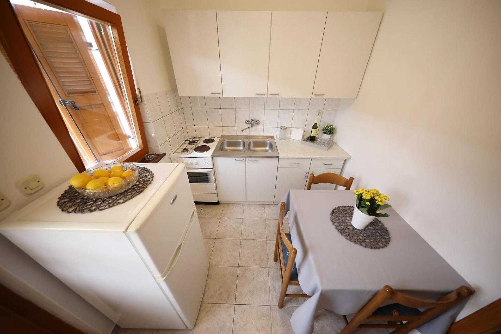 Knez - Relaxing Apartments Near The Sea On Mali Iz Exterior photo