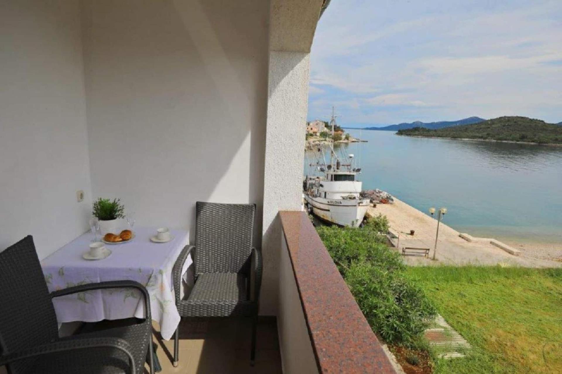 Knez - Relaxing Apartments Near The Sea On Mali Iz Exterior photo
